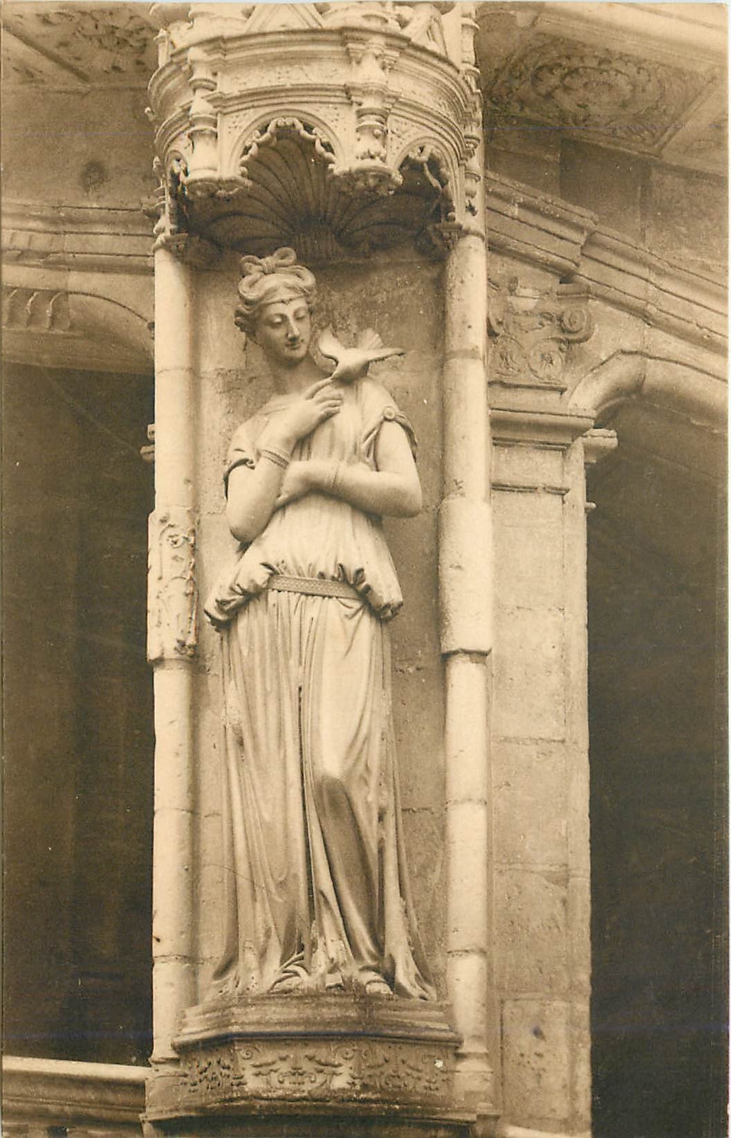CPA Blois Le Chateau Escalier Francois Ier L'Amitie Satue de Goujon