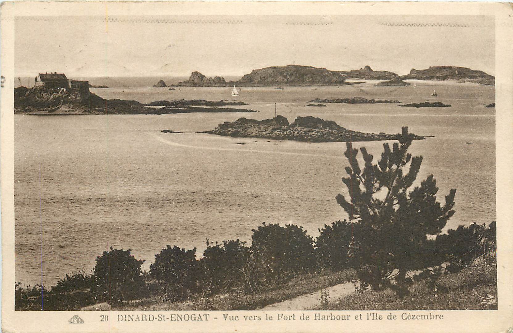 CPA Dinard St Enogat Vue vers le Fort de Harbour et l'Ile de Cezembre 