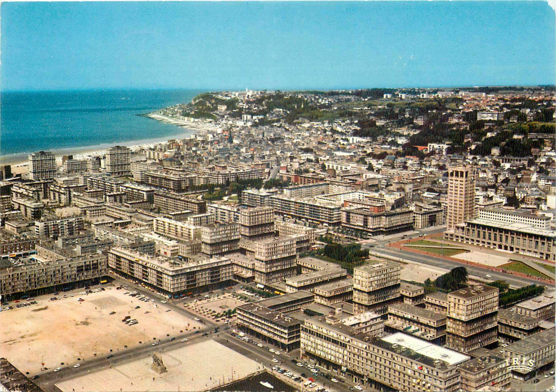 CPM En Avion sur Le Havre S Mme La porte Oceane et le Cap de la Heve 