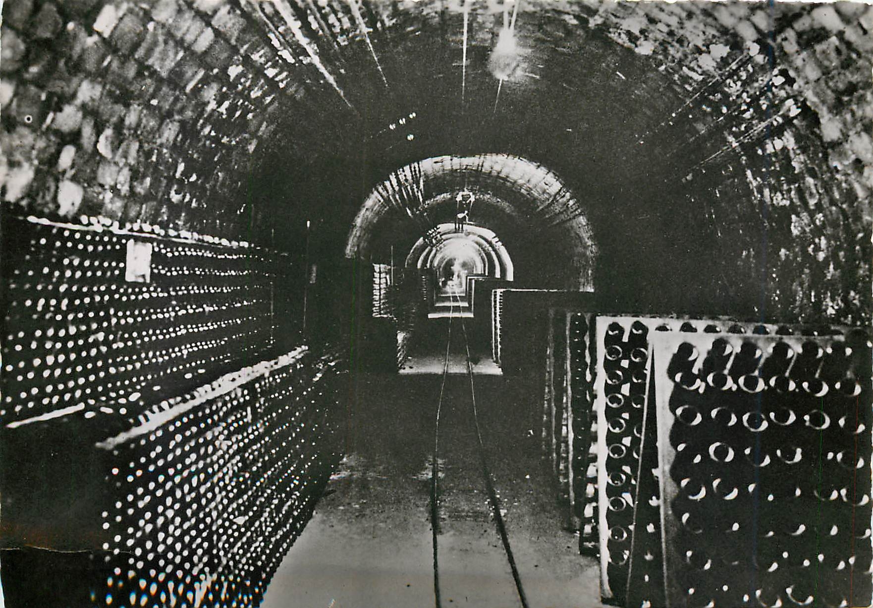 CPM En Champagne Une galerie de 1200 metres dans les Caves Champagne Mercier Epernay