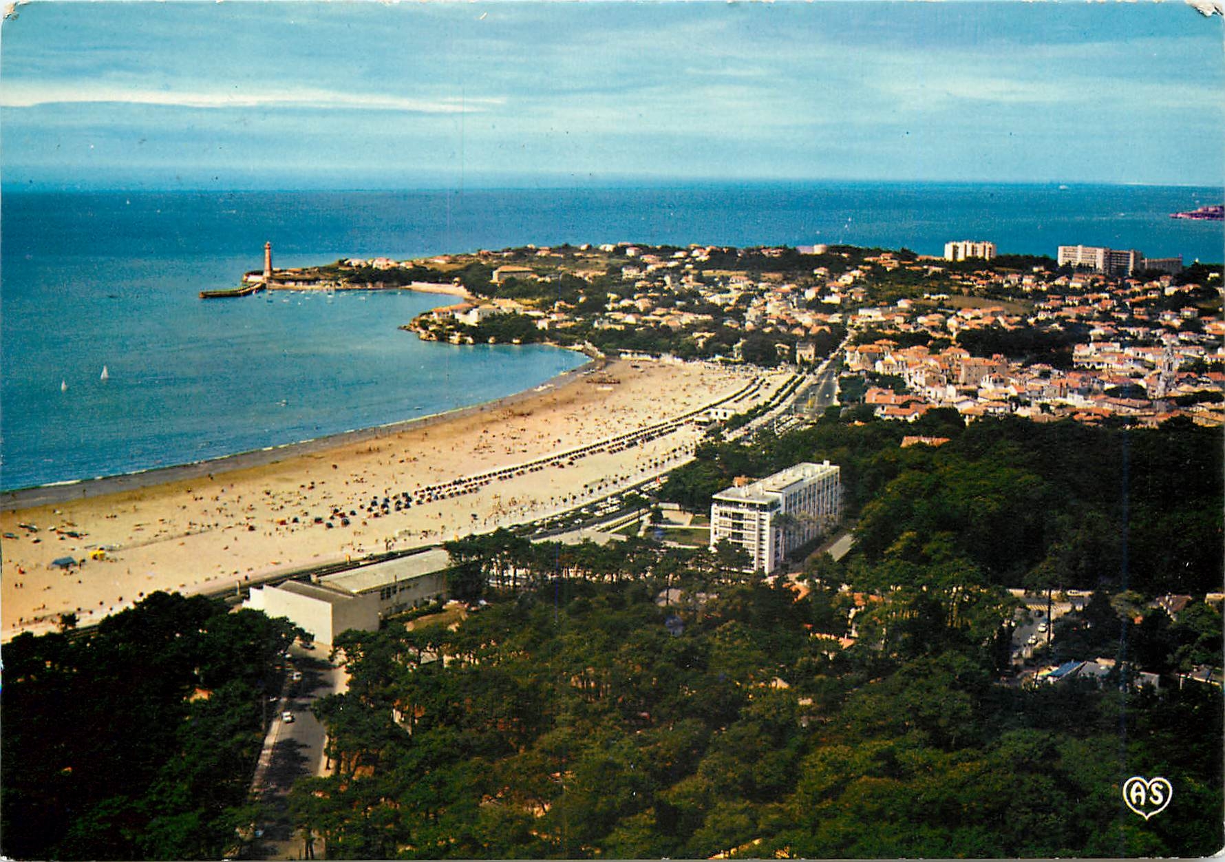 CPM Saint Georges de Didonne Ch Mme Vue d'ensemble La Plage et le Phare