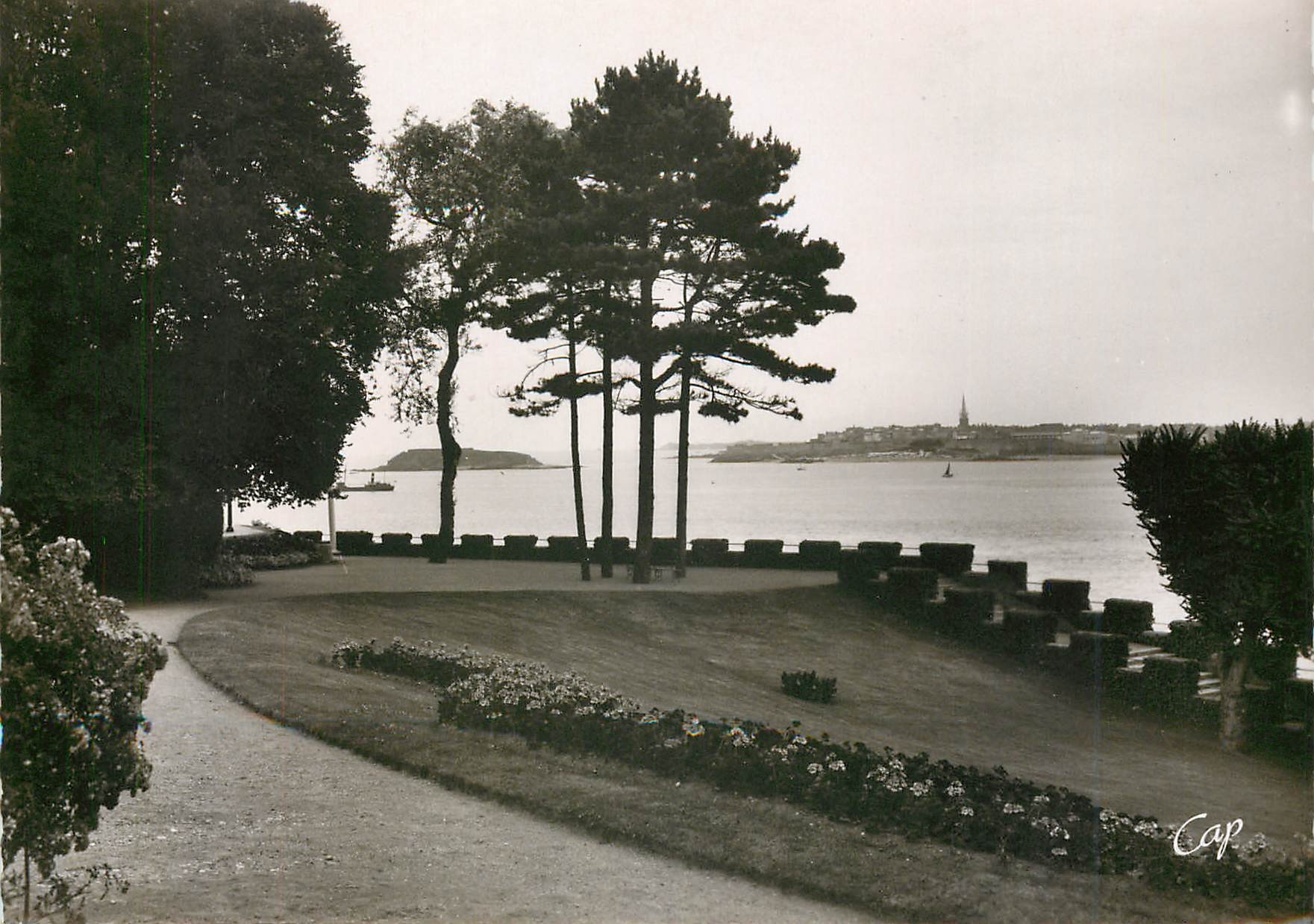 CPM Dinard Vue sur Saint Malo 