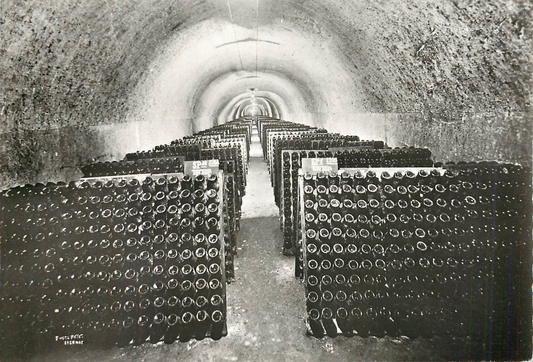 CPM Une galerie de boutoilles sur et Pupitras dans los Caves Champagne Mercier Epernay 