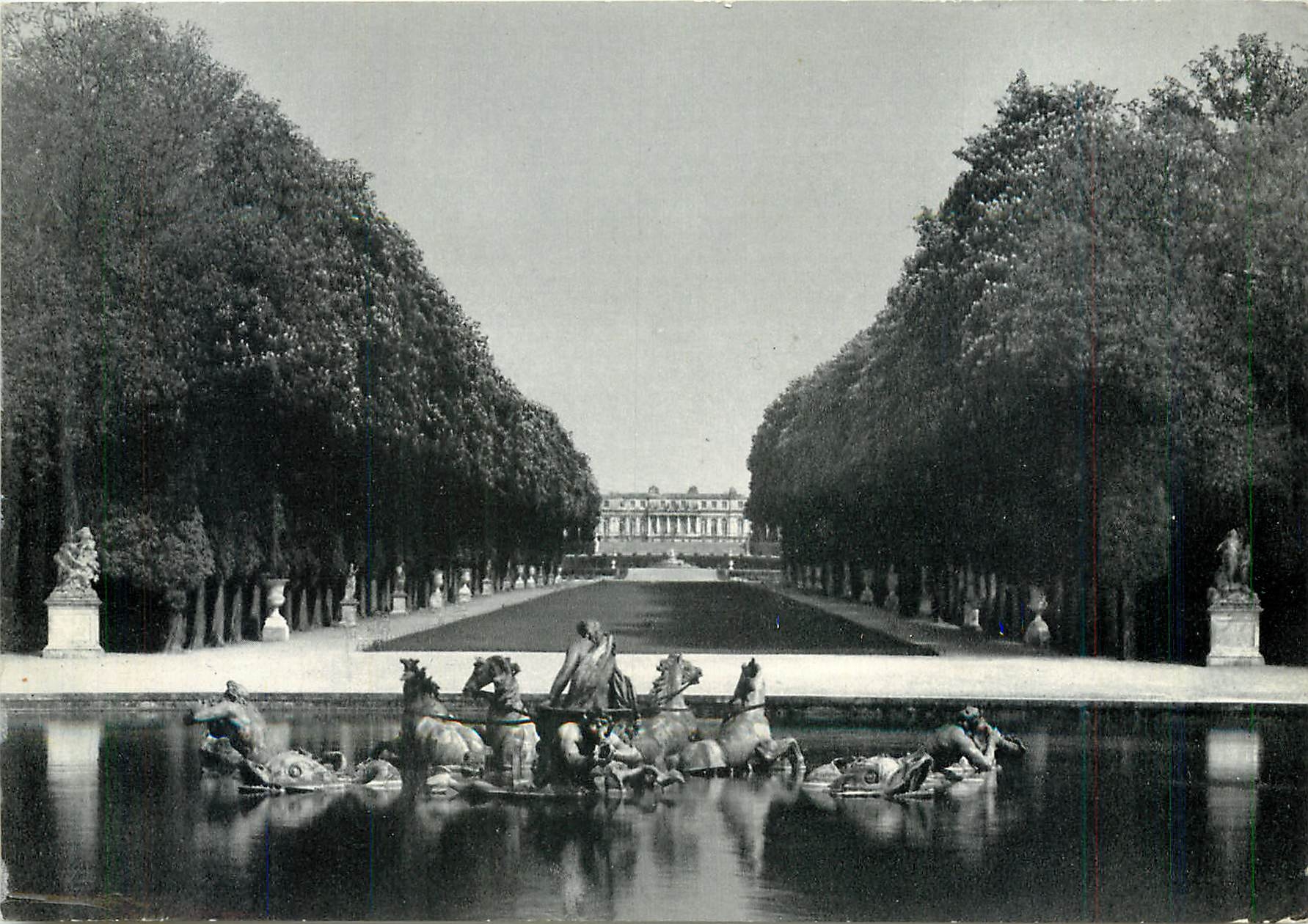 CPM Chateau de Versailles Le Bassin d'Apollon et l'Allee du Tapis Vert 