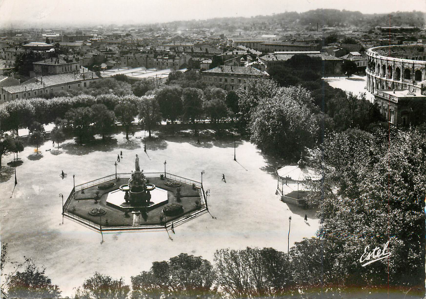 CPM Nimes L'Esplanade la Fontaine Pradier et les Arenes