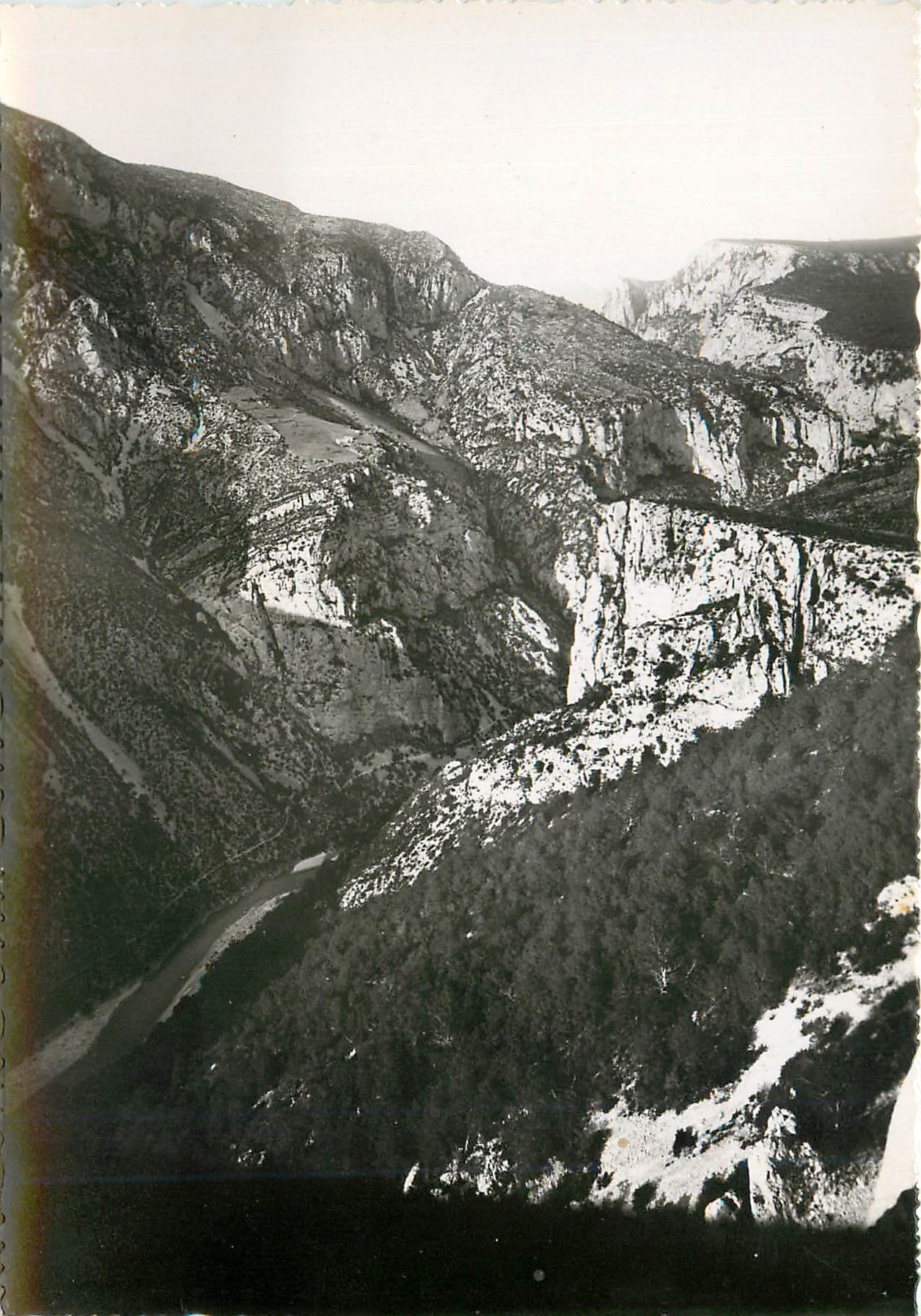 CPM Les Gorges Pittoresques du Verdon Le Verdon Vu de la Corniche Sublime
