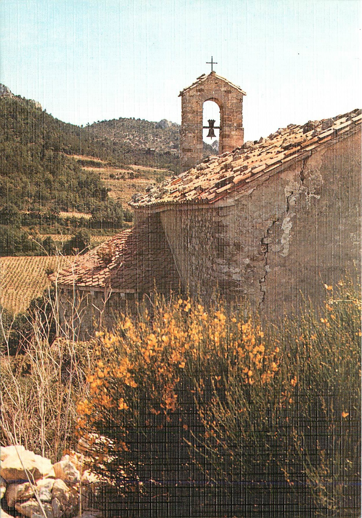 CPM Les Belles Images de Provence Vieille Chapelle Romane