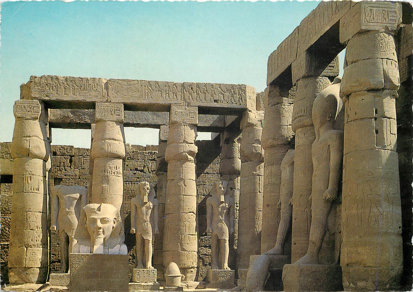 CPM Temple de Louxor Statues de Ramses II dans la grande cour