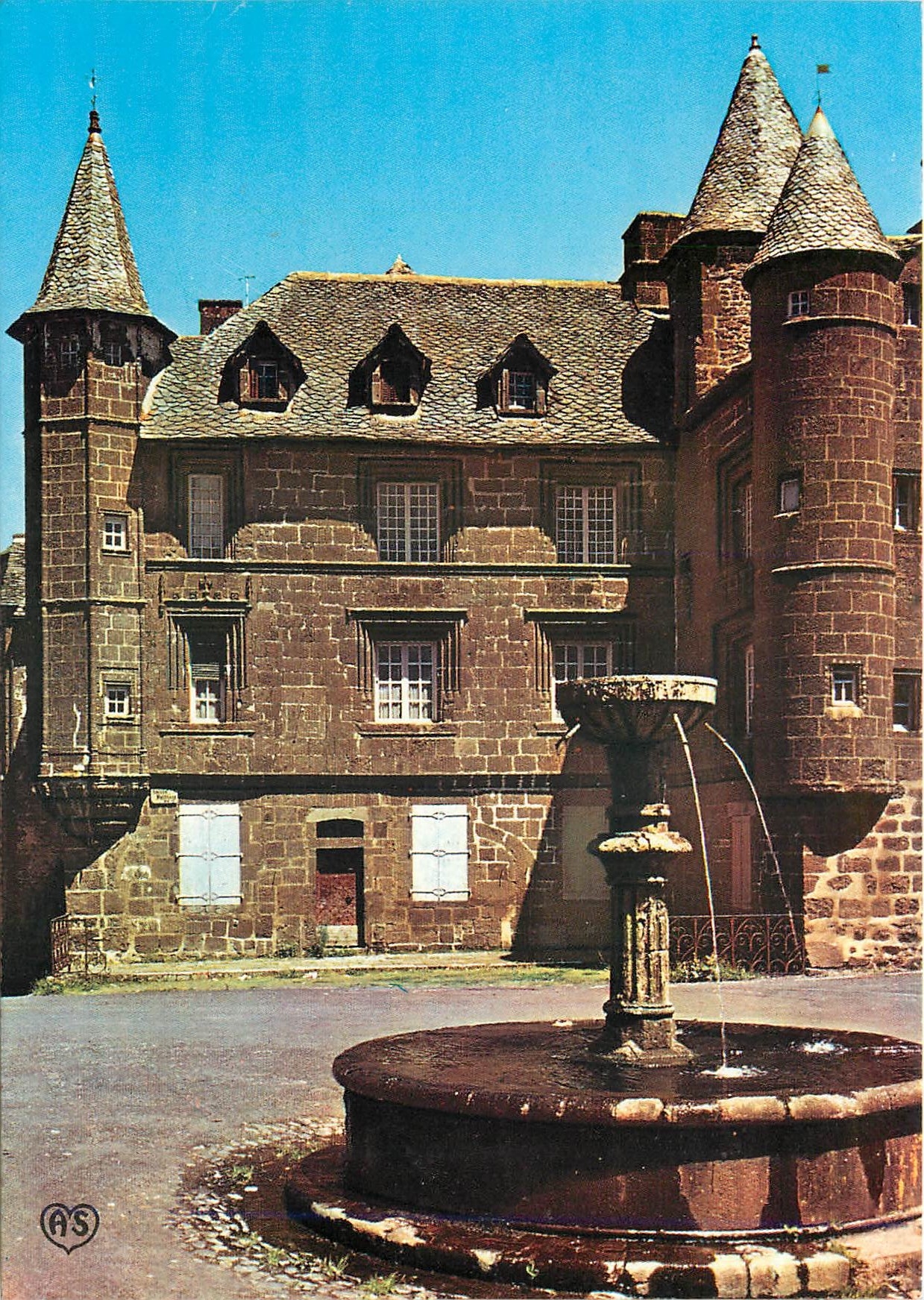 CPM Fontaine et vielles maisons de la grand place de Salers
