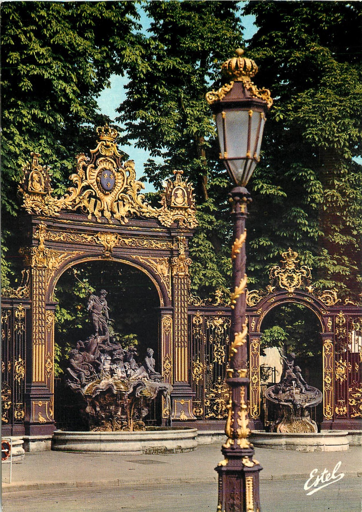 CPM Nancy Meurthe et Moselle Place Stanislas la fontaine de Neptune 