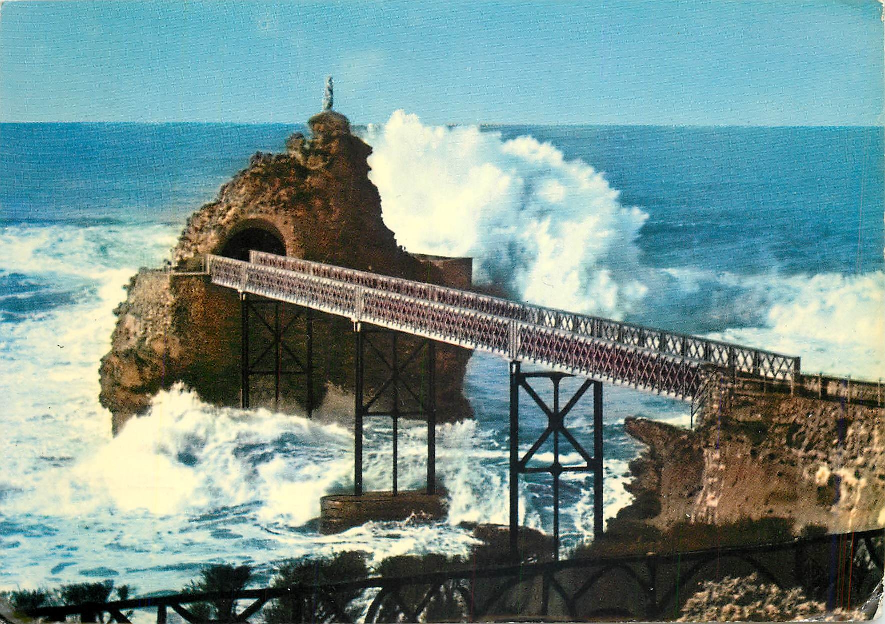 CPM Biarritz La Tempete au Rocher de la Vierge 