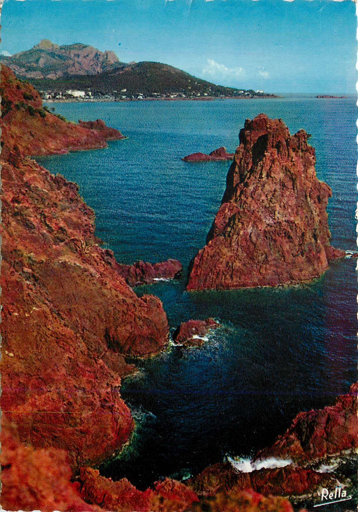 CPM La Corniche d'Or Le Dramont Var Au premier plan le rocher La Cathedrale 