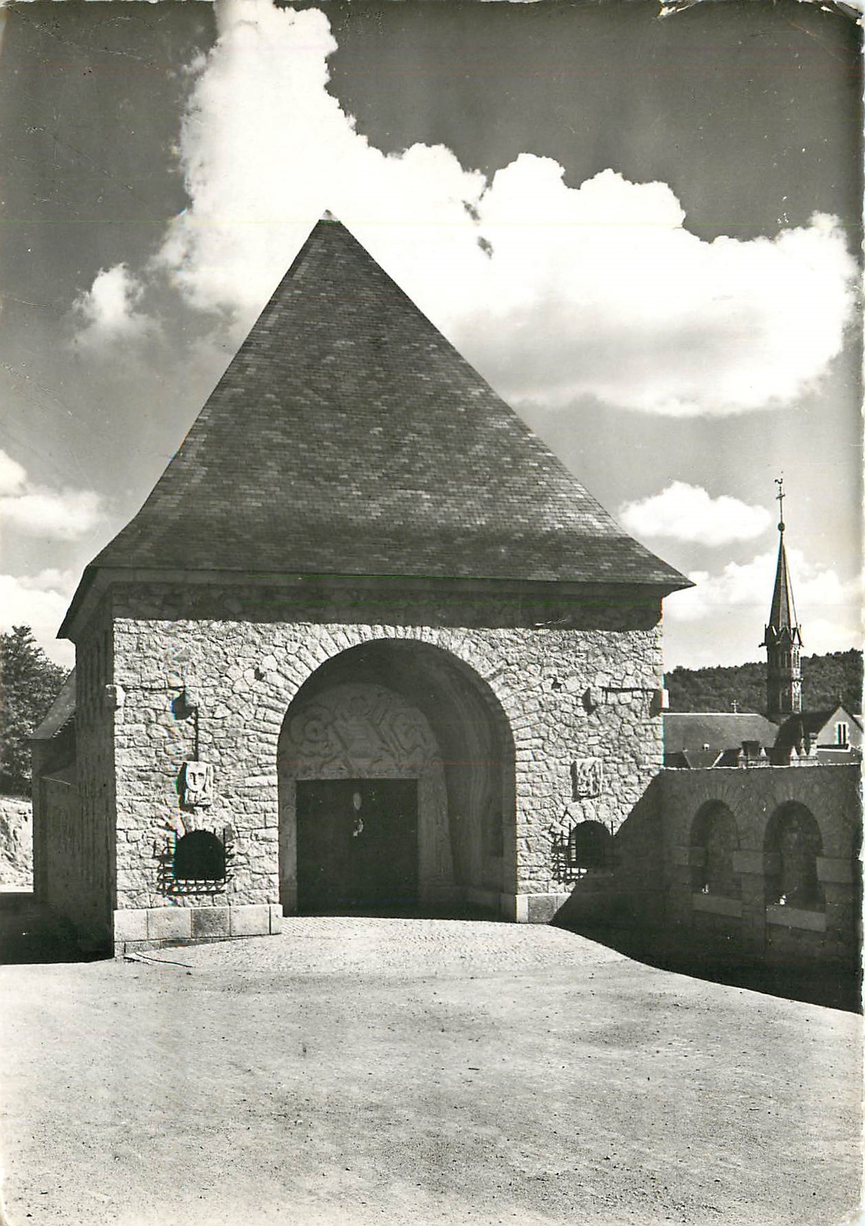 CPM Abbaye de la Pierre Qui Vire La Tour d'Entree