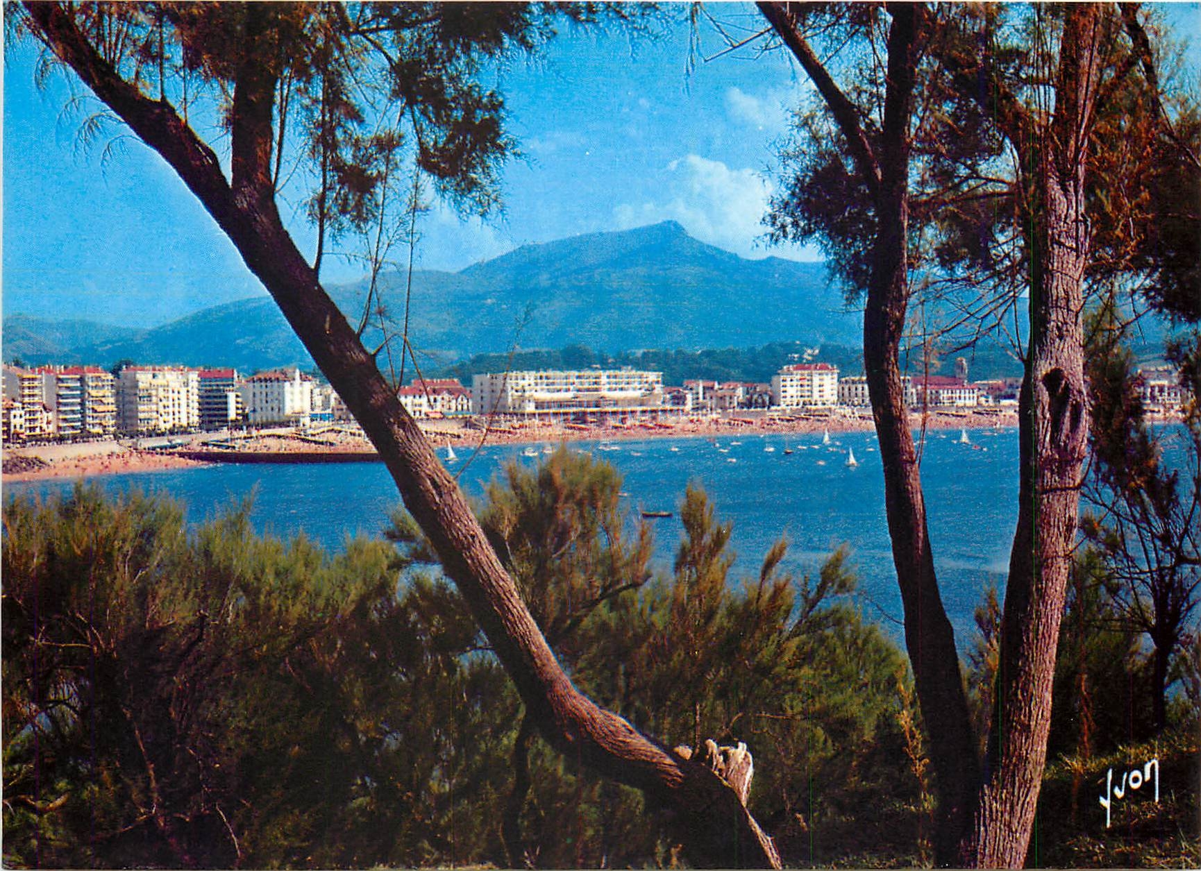 CPM Saint Jean de Luz Pyrenees Atlantiques Tres jolie vue prise de Sainte Barbe Au fond la Rhune 