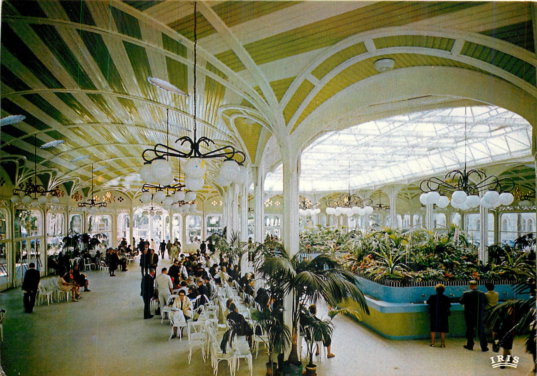 CPM Vichy Allier Reine des villes d'Eaux Le Hall des Sources