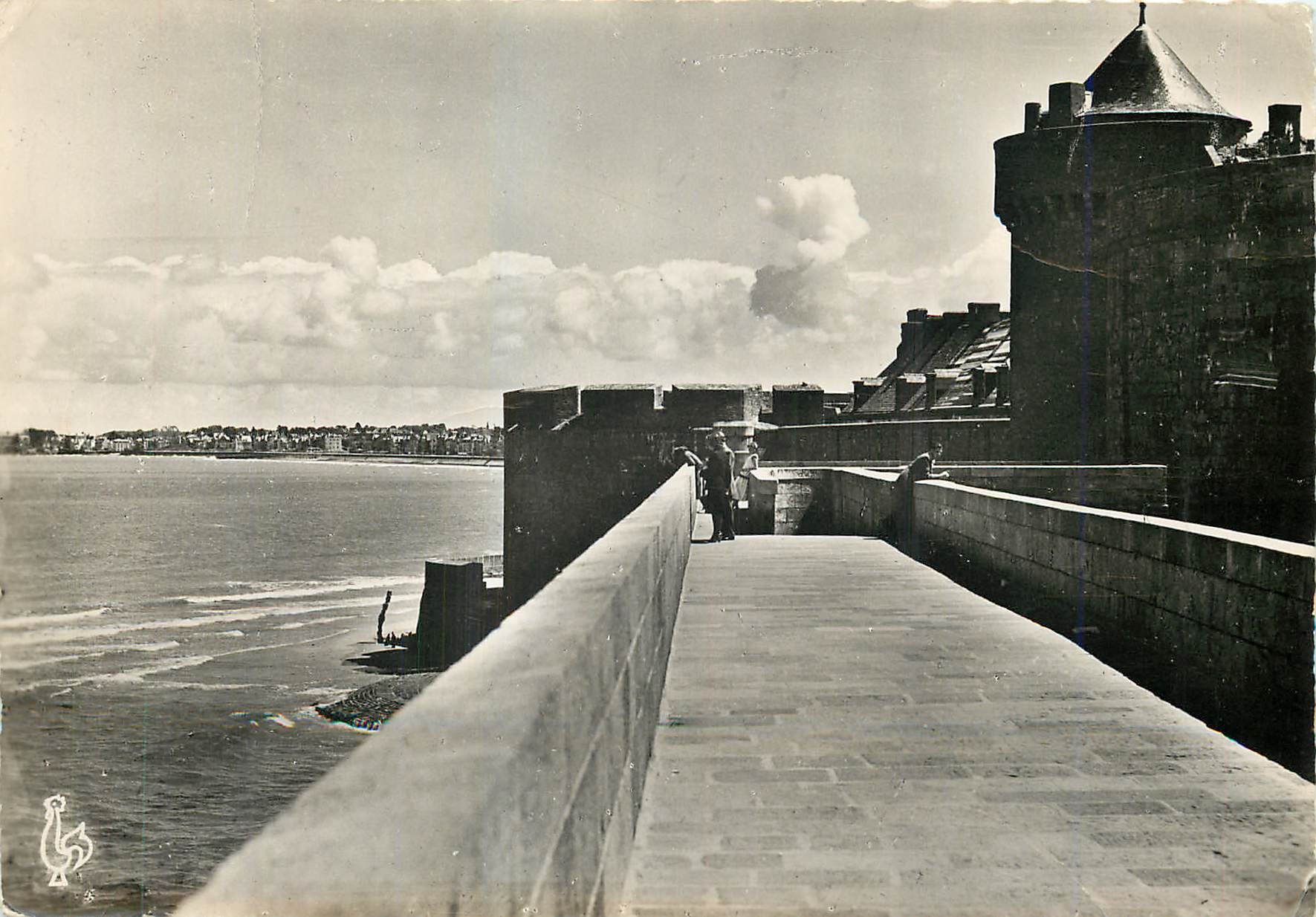 CPM Saint Malo L et V Les Remparts le Petit Donjon et la Tour des Dames 
