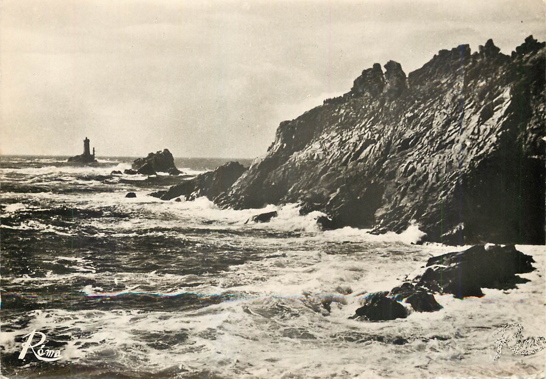 CPM En Bretagne La Pointe du Raz Les Brisants au fond le Phare de la Vieille