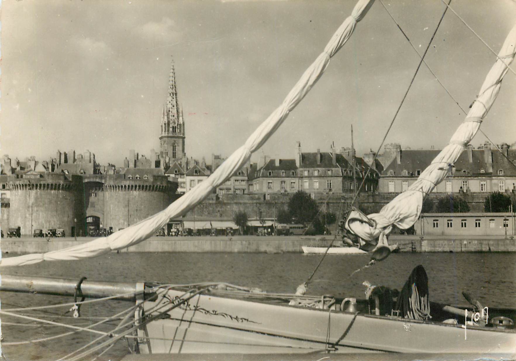 CPM Saint Malo Ille et Vilaine La Grande Porte et le Port de Maree Bateau