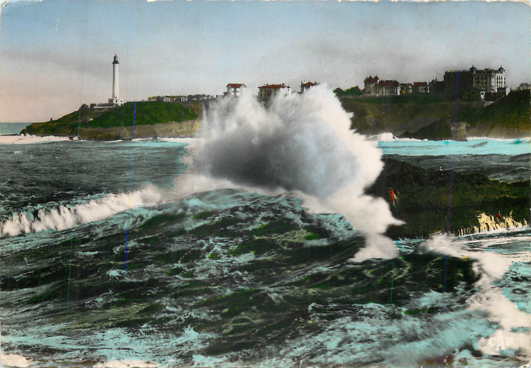 CPM Biarritz Effet de vagues Dans le fond le Phare 
