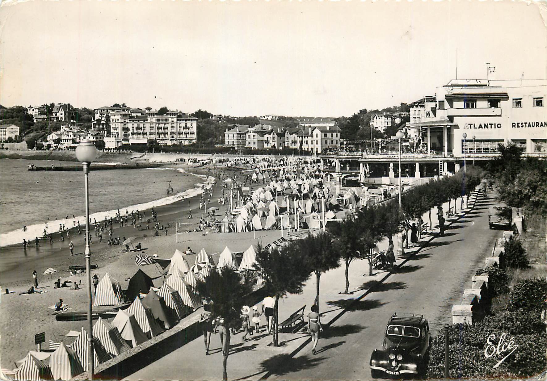 CPM St Jean de Luz Basses Pyrenees La Plage vue de l'Hotel d'Angleterre 