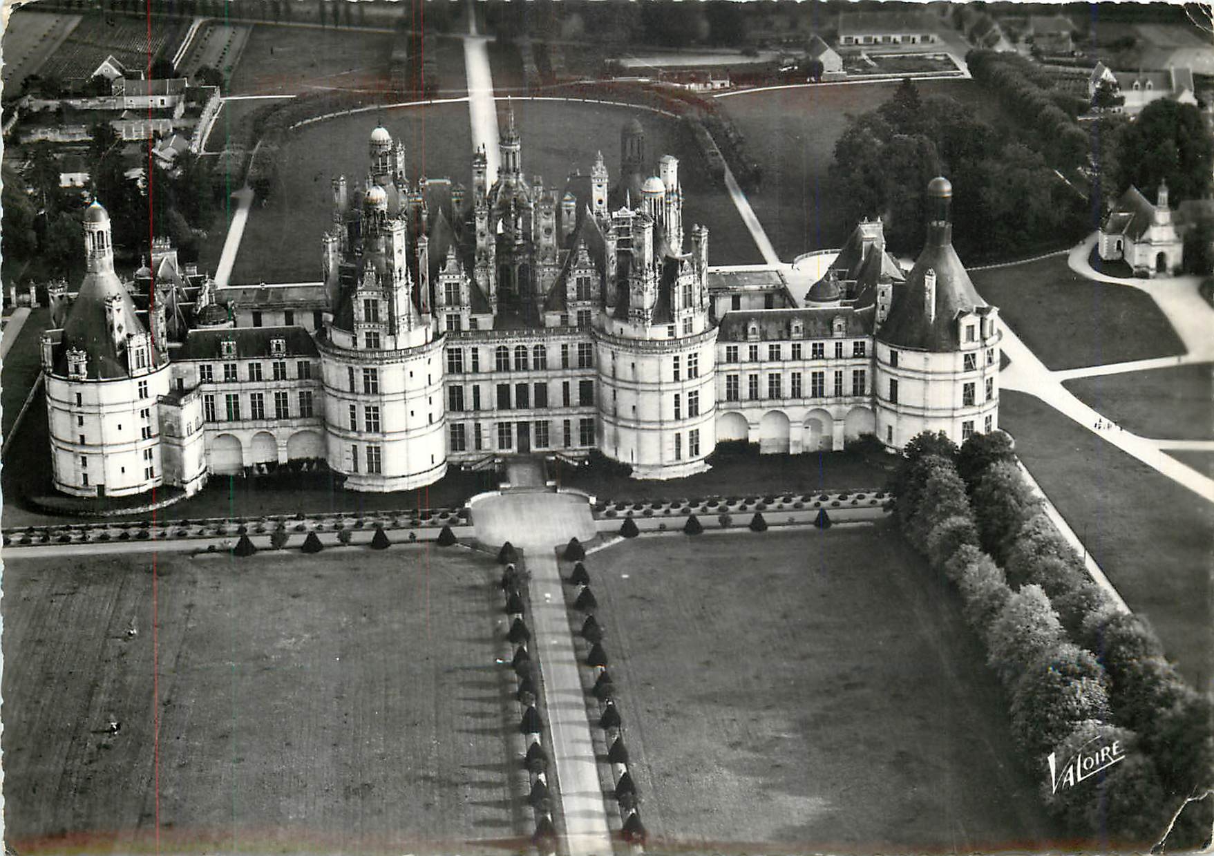 CPM Chambord Loir et Cher La Facade nord ouest du Chateau A droite la Chapelle vue d'Avion