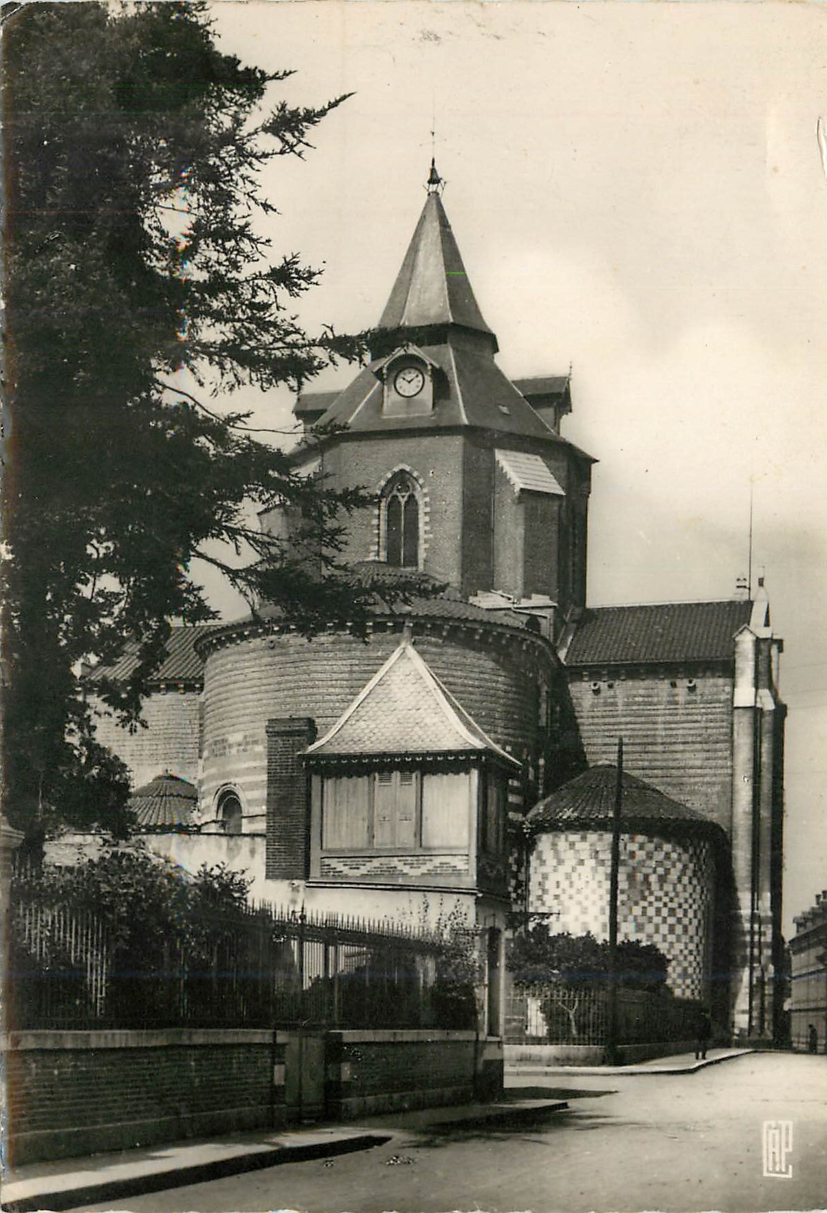 CPM Tarbes La Cathedrale 