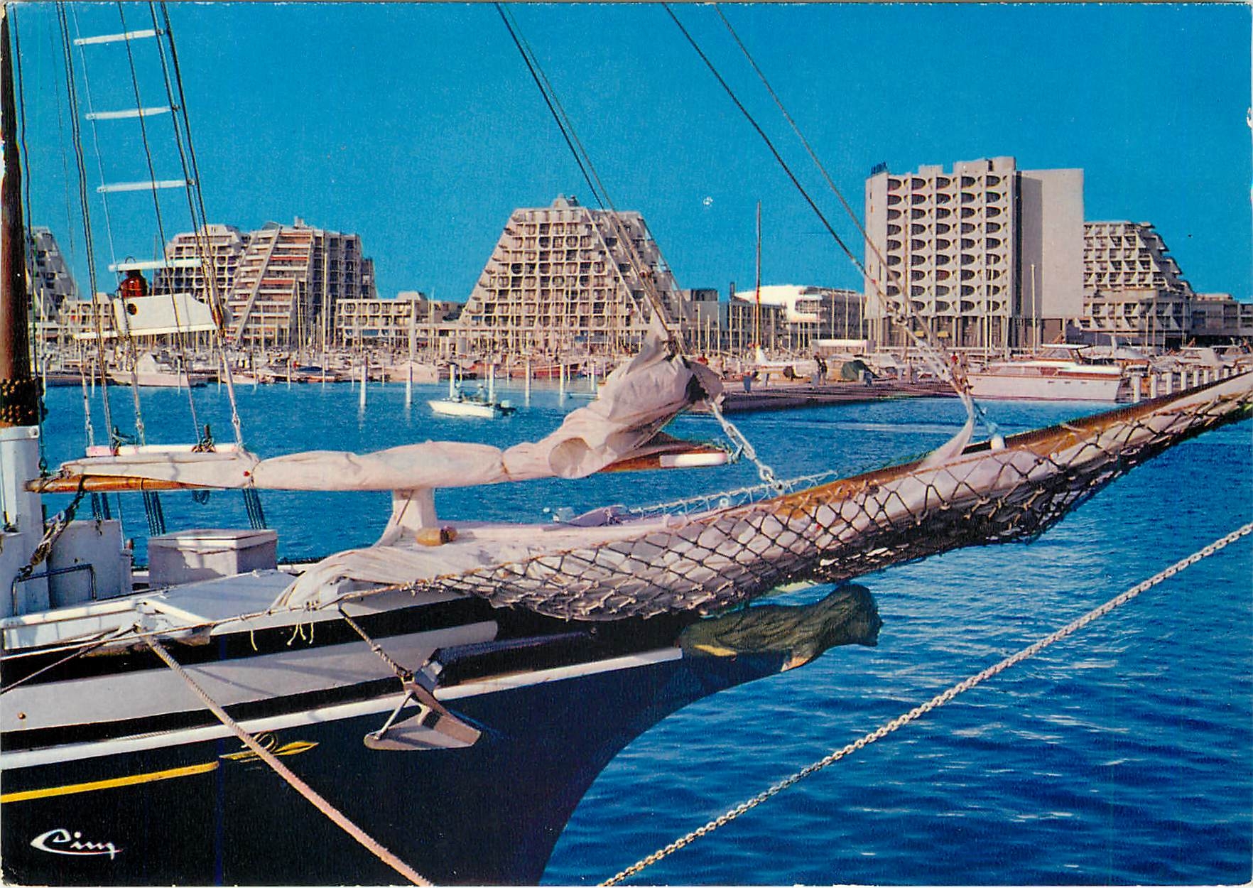 CPM La Grande Motte Herault Le port de plaisance 