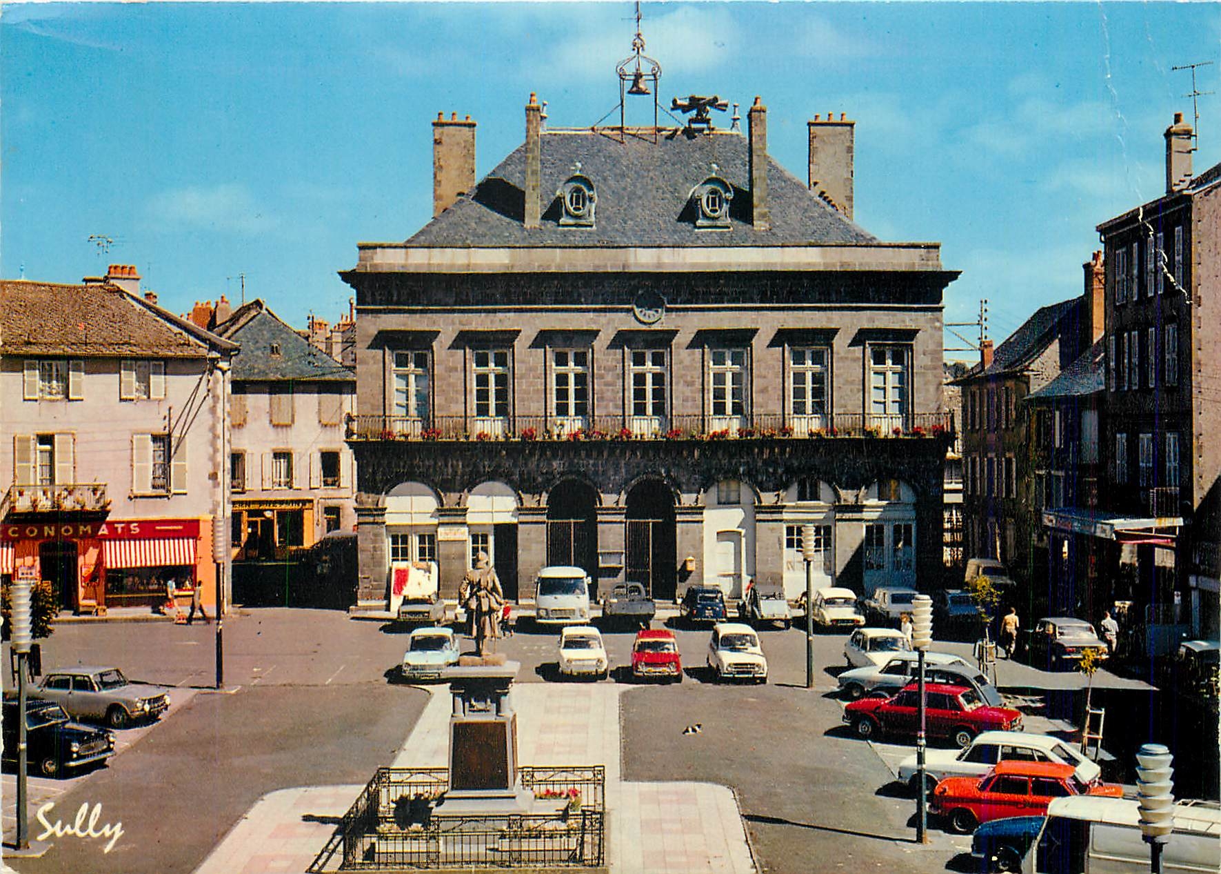CPM Mauriac Cantal L'Hotel de Ville et la Place 
