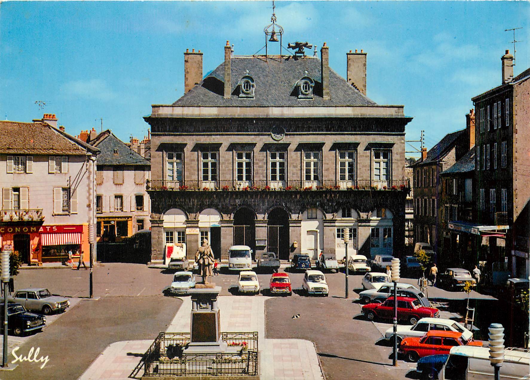 CPM Mauriac Cantal L'Hotel de Ville et la Place 