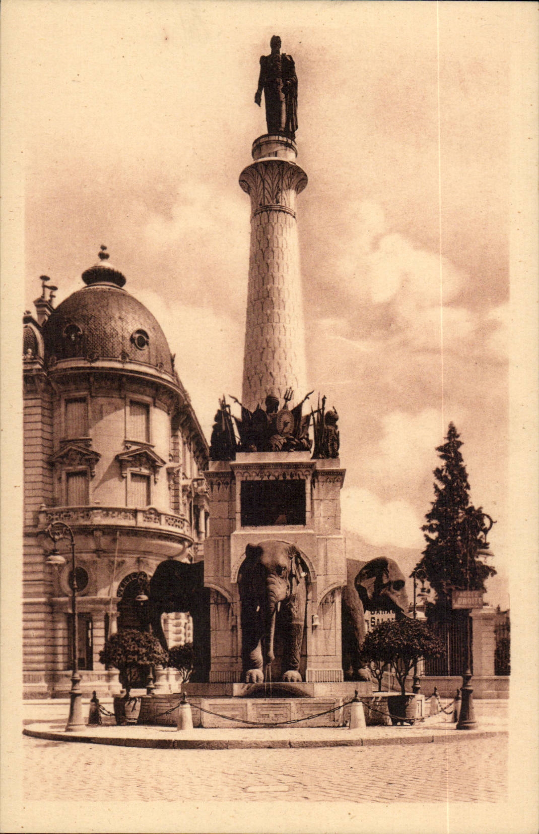 Chambery CPA der Brunnen der Elefanten Statue des Generals Boigne