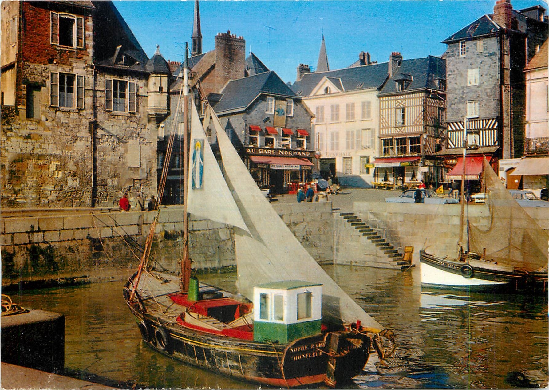 CPM En Normandie Honfleur (Calvados) Vieilles Maisons Normandes prises du Port Bateau