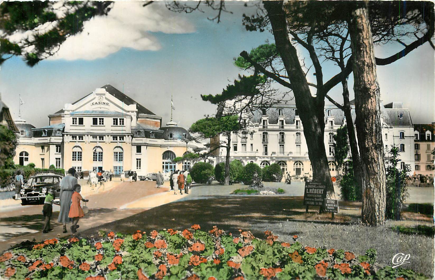 CPM Cabourg Le Casino et les Jardins