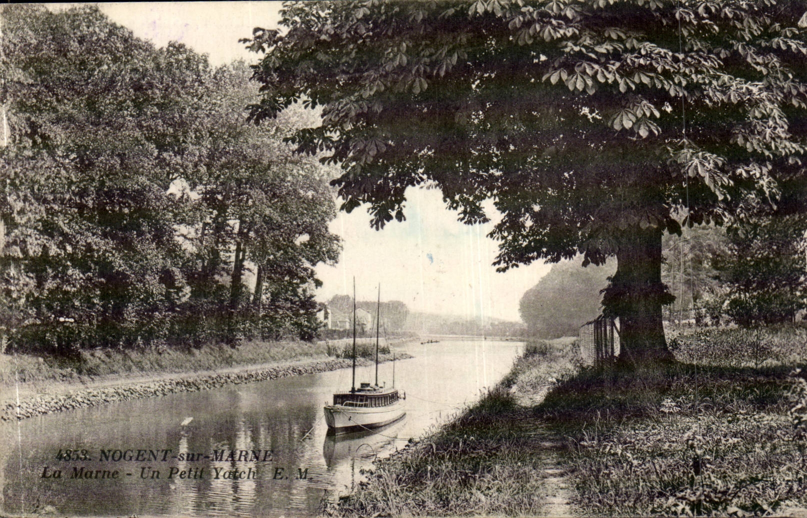 Nogent on the Marne CPA the Marne a small yacht