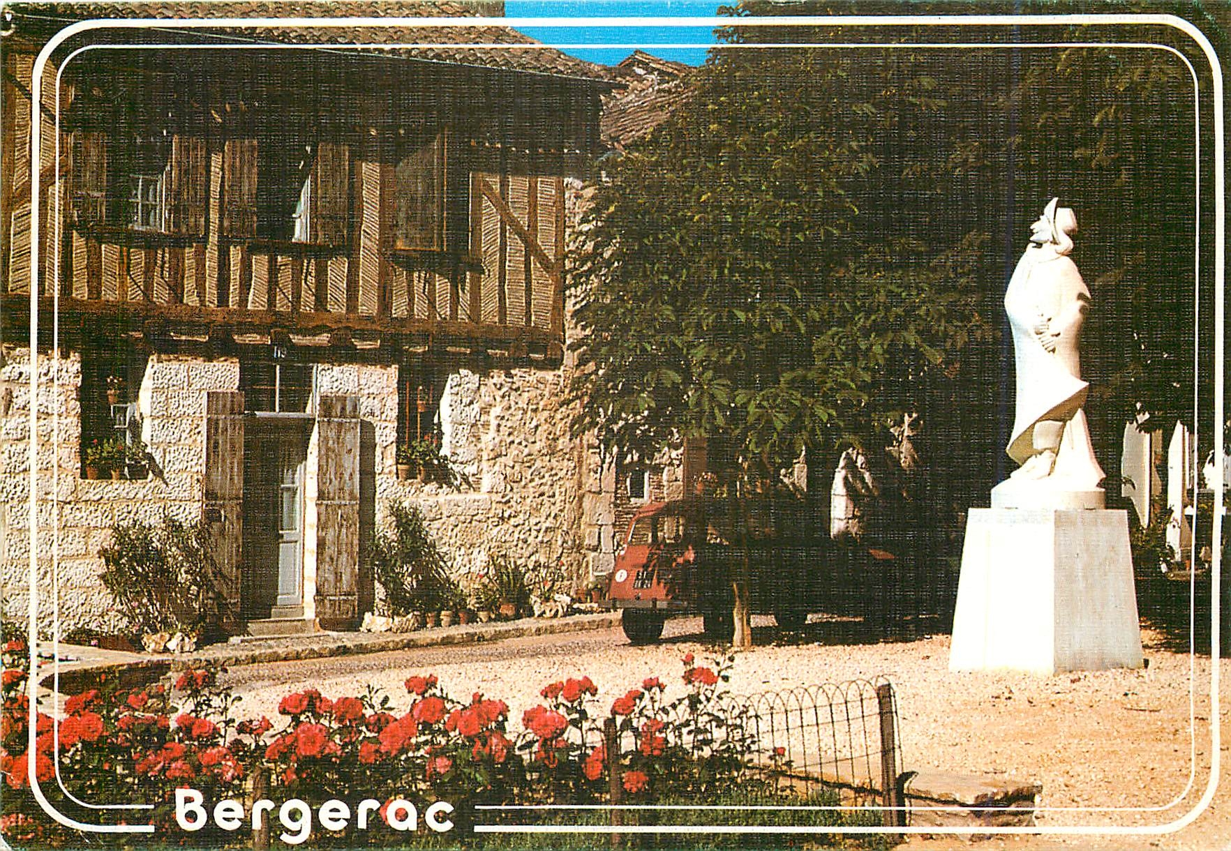 CPM Bergerac (Dordogne) Place du Dr Cayla Statue de Cyrano