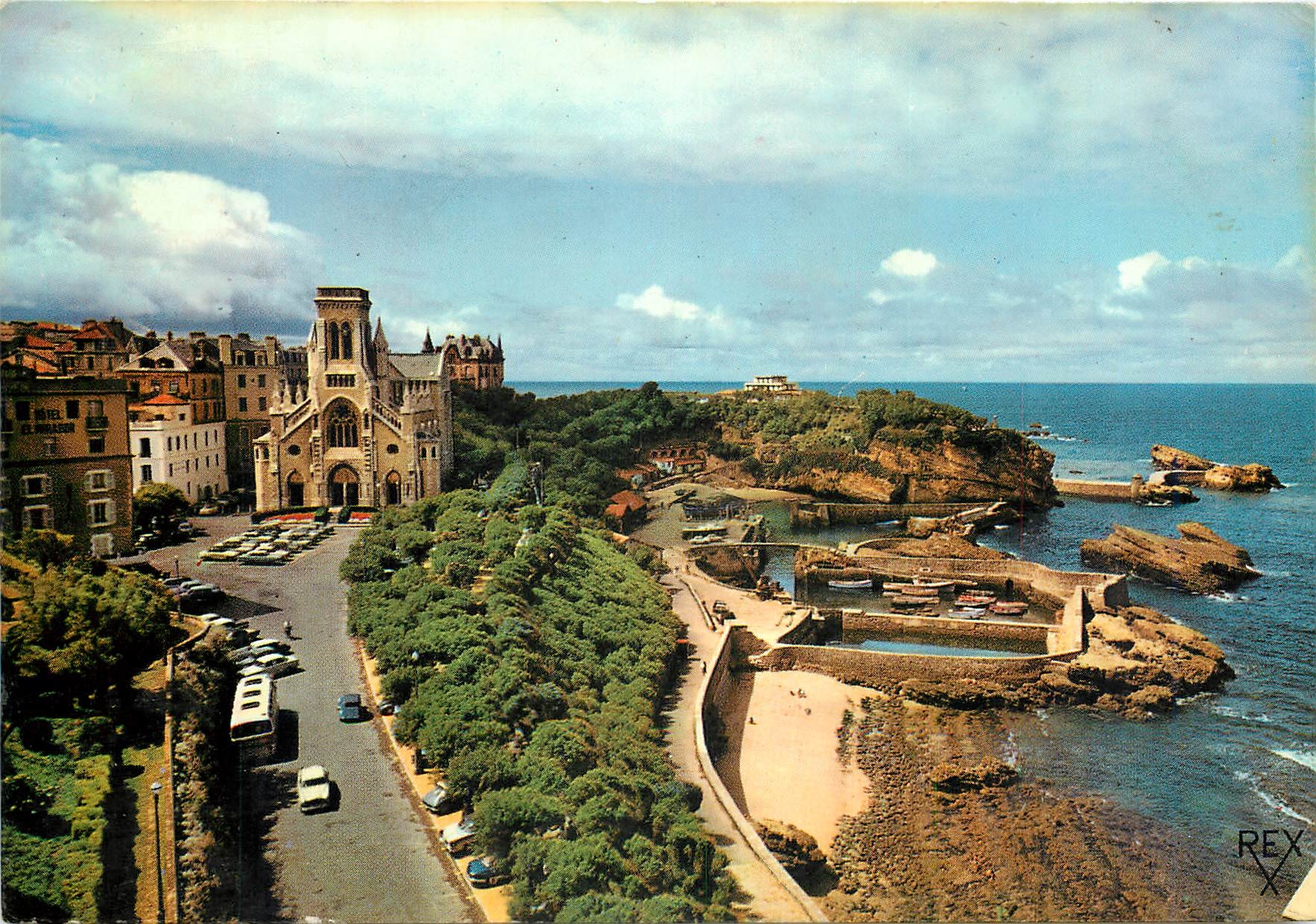 CPM Biarritz (Pyr Atl) L'Atalaye et le Pont des Pecheurs a gauche l'Eglise St Eugenie
