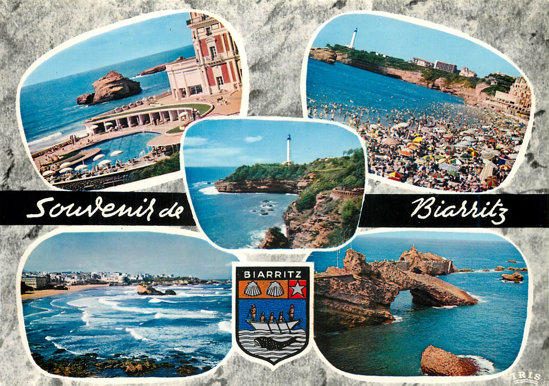 CPM Souvenir de Biarritz (Pyr Atl) La grande Plage Vue sur la Mer Le Rocher de la Vierge le Phare la