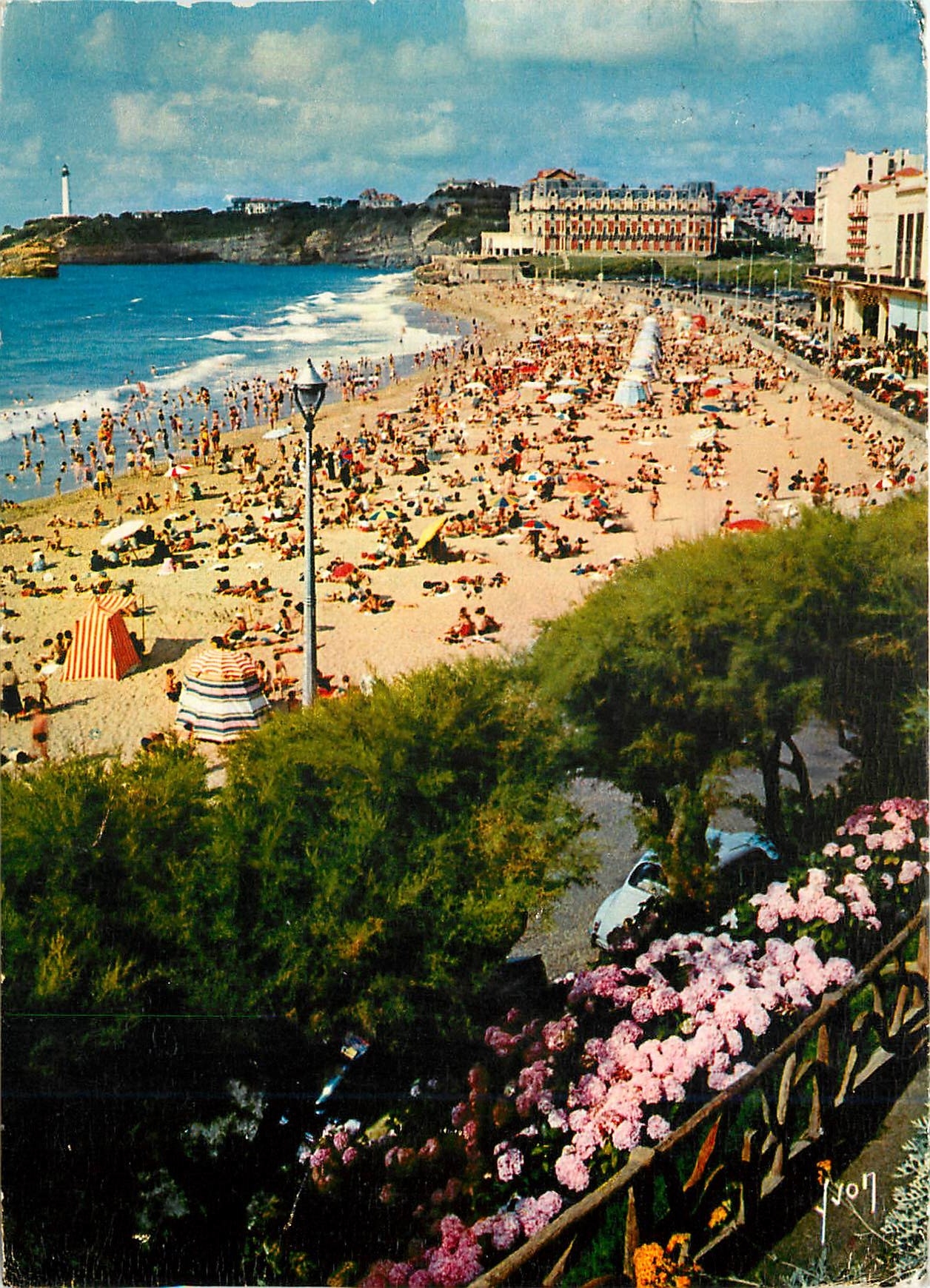 CPM Biarritz (Pyr Atl) Pays Basque La grande plage et l'Hotel du Palais