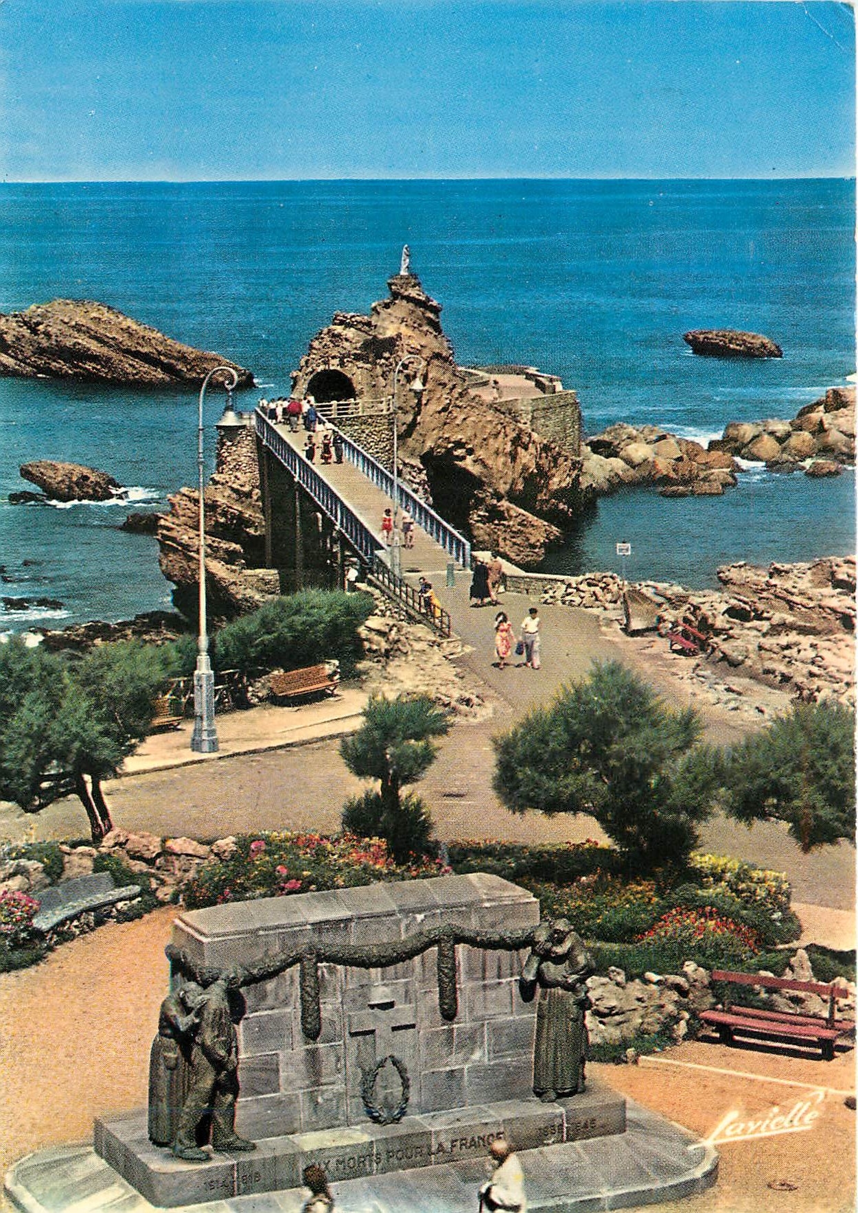 CPM Biarritz (Pyr Atl) Vue generale sur le Rocher de la Vierge
