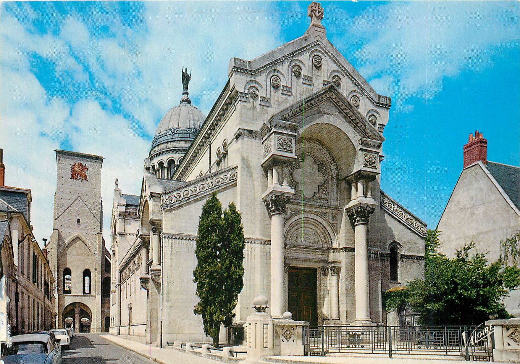 CPM Tours (I et L) Les Merveilles de la Val de Loire La Basilique Saint Martin et au fond a gauche l