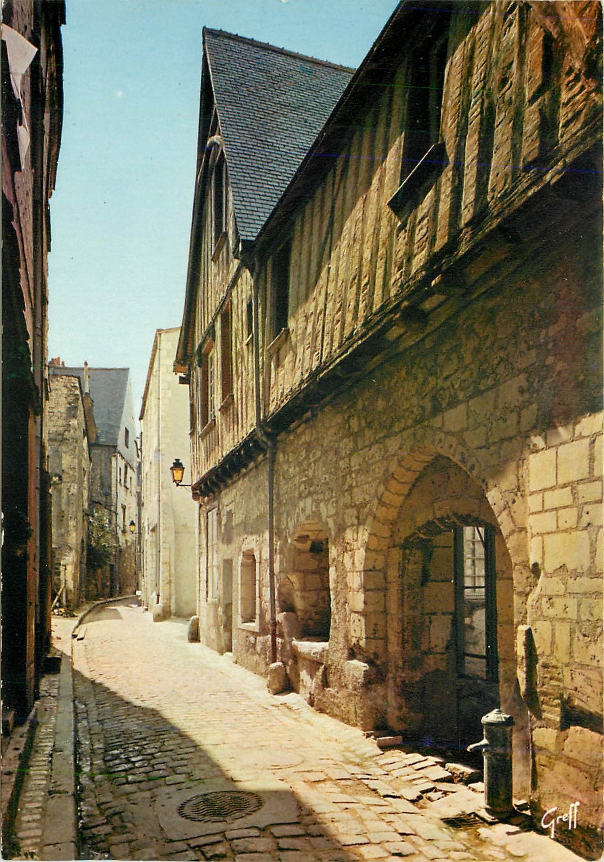 CPM Tours (I et L) En Touraine Vieille rue bordee de maison des XVe et XVIe s