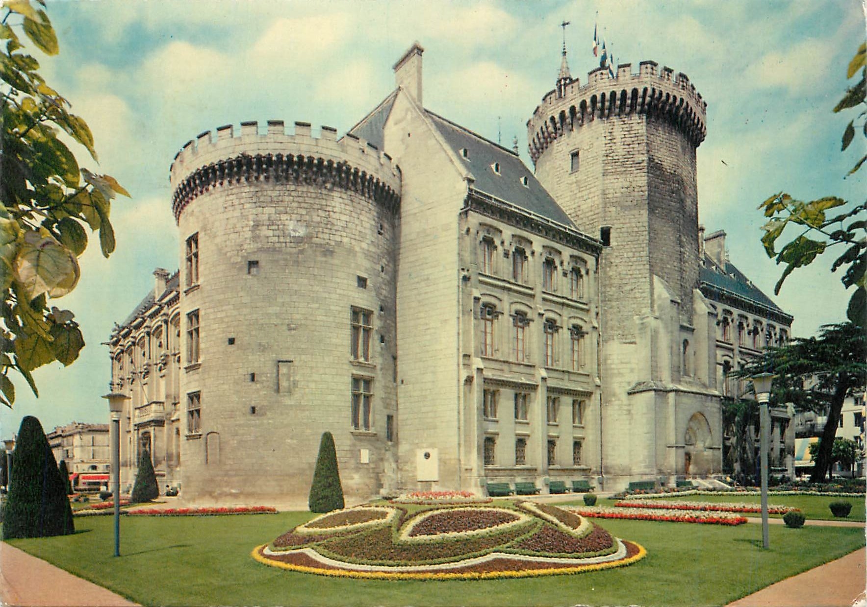 CPM Chateau en Sites des Charentes l'hotel de ville d'Angouleme