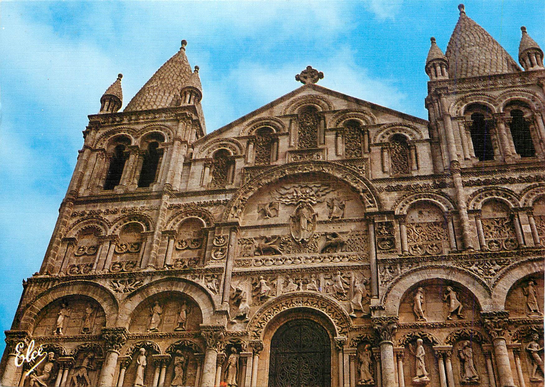 CPM Angouleme (Charente) La Cathedrale St Pierre detail de la Facade