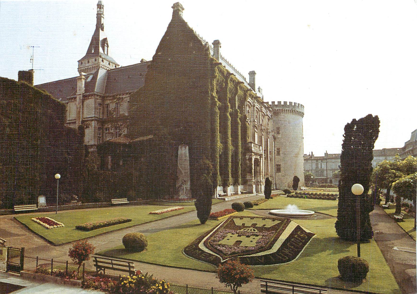 CPM Angouleme (Charente) L'Hotel de Ville