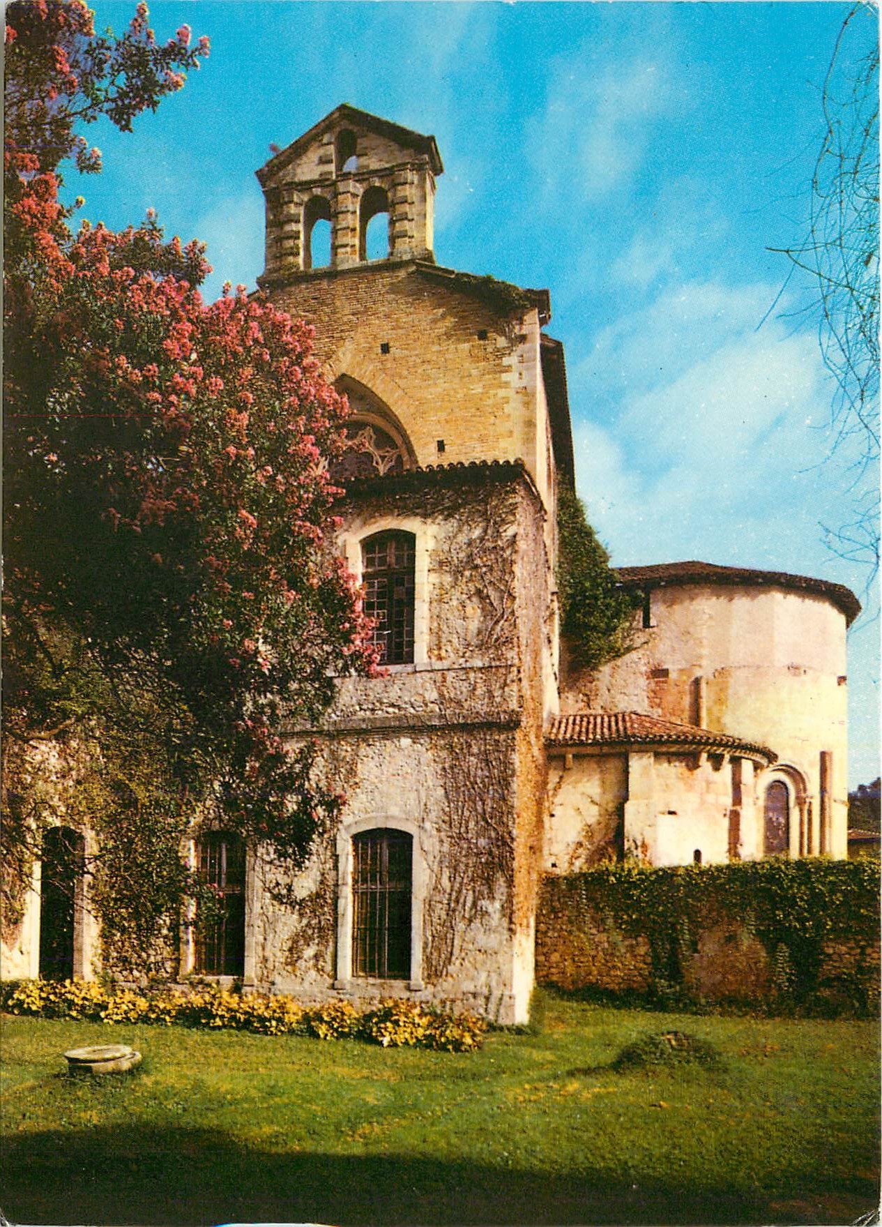CPM Sorde l'Abbaye (Landes) L'eglise avec son clocheron (XIe s) vue de l'abbaye