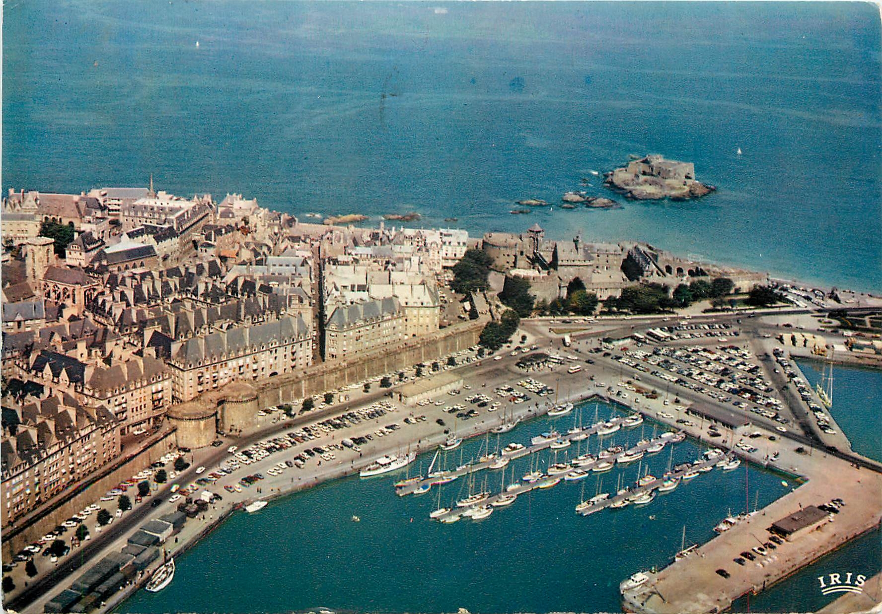 CPM Saint Malo Cite Corsaire Le bassin des yachts la Grande Porte les Remparts 