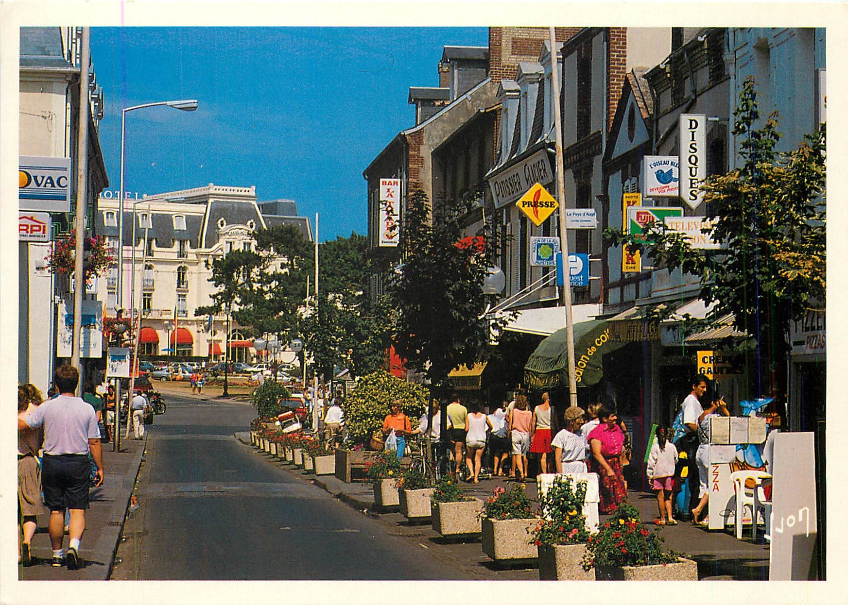CPM Cabourg Calvados La rue Principale 