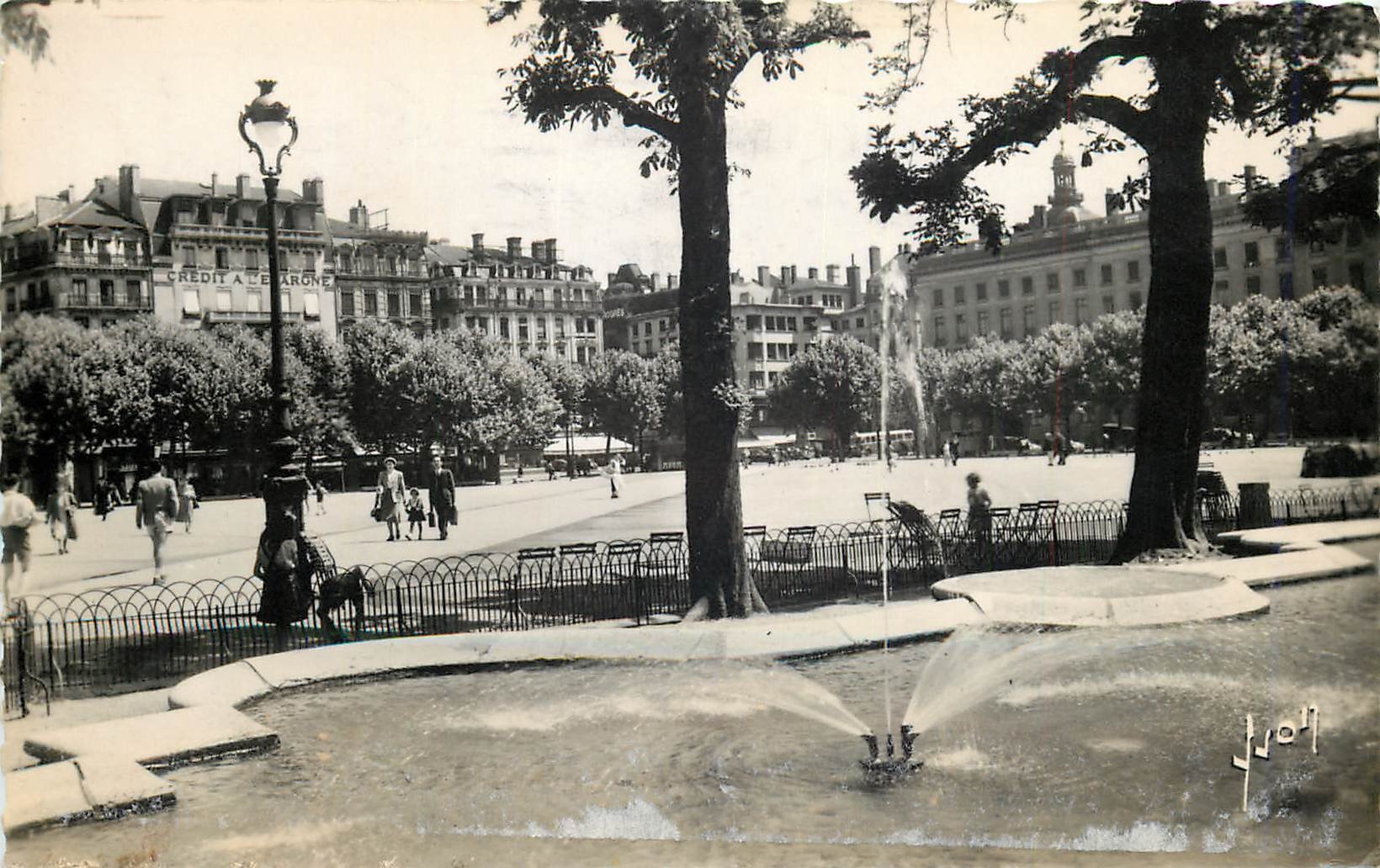 CPM Lyon Rhone Un coin de la Place Bellecour et le bassin 