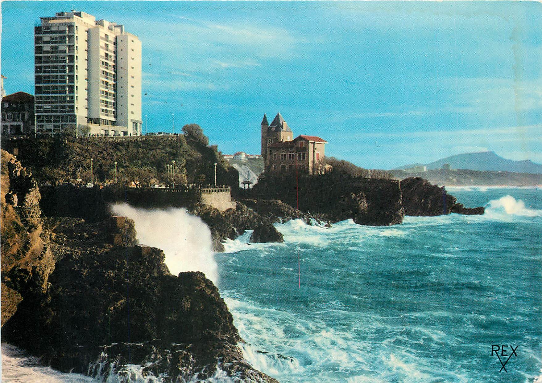 CPM Biarritz Pyrenees Atlantiques L'Eurotel et la Villa Belsa Au fond la Rhune 