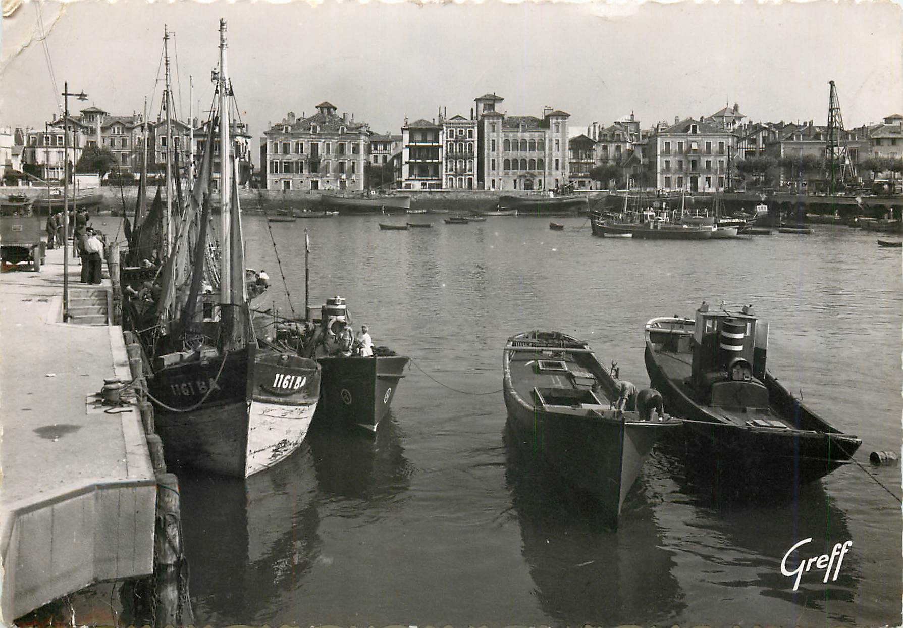 CPM Saint Jean de Luz Bses Pyr Le port et la maison de l'Infante Bateaux
