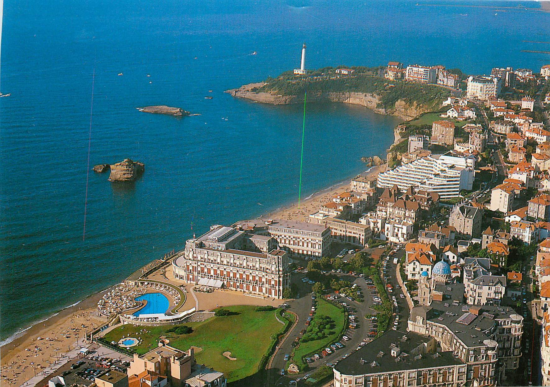 CPM Biarritz Cote Basque L'Hotel du Palais et le Phare